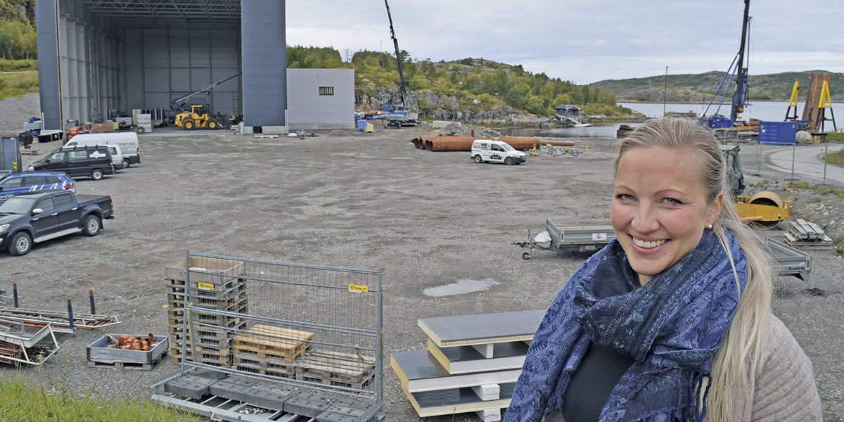 Salgssjef Camilla Kvaløsæter viser stolt fram det nye verftsanlegget til Folla Maritime som nå reiser seg i Storlavika i Flatanger. Foto: Frode Rabbevåg