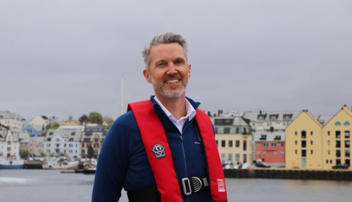 –Det er nyttig å lære seg sjøvettreglene og betydningen av sjømerkene, sier kystdirektør Einar Vik Arset. Foto: Kystverket