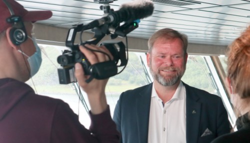 En fornøyd adm.dir. Bent Martini blir intervjuet av NRK.  Foto: John Inge Vikan. 