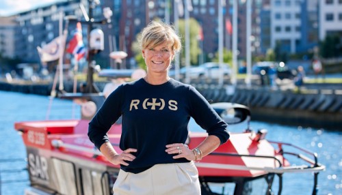 Grete Herlofson, generalsekretær i Redningsselskapet oppfordrer båtfolket til å løfte blikket og ta hensyn i sommer. Foto: Redningsselskapet