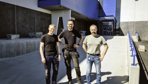 Her er Halle Løvmo, teknisk sjef ved Laksefabrikken (til venstre), Amund Tausvik Johansen, tekniker og påtroppende daglig leder i Rørvik Kulde, og konsernleder fabrikk Eskil Laukvik i SinkabergHansen utenfor Laksefabrikken.