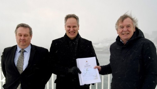 Fra venstre Anders Sæternes (avdelingsdirektør ferje, Statens vegvesen), samferdselsminister Jon-Ivar Nygård (Ap) og Torkild Torkildsen (administrerende direktør i Torghatten Nord).