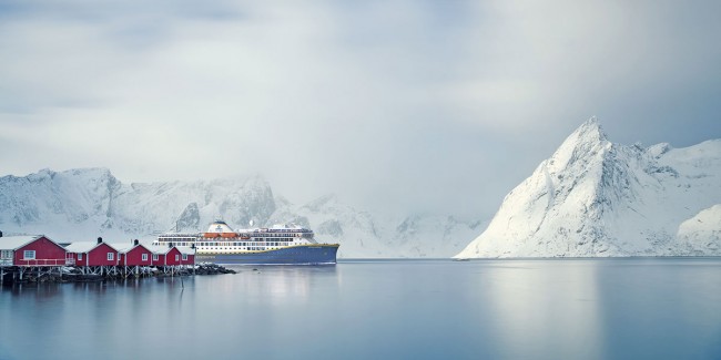 Illustrasjon av skip fra Havila Kystruten i Lofoten på vinterstid. Illustrasjon: Havila Kysten