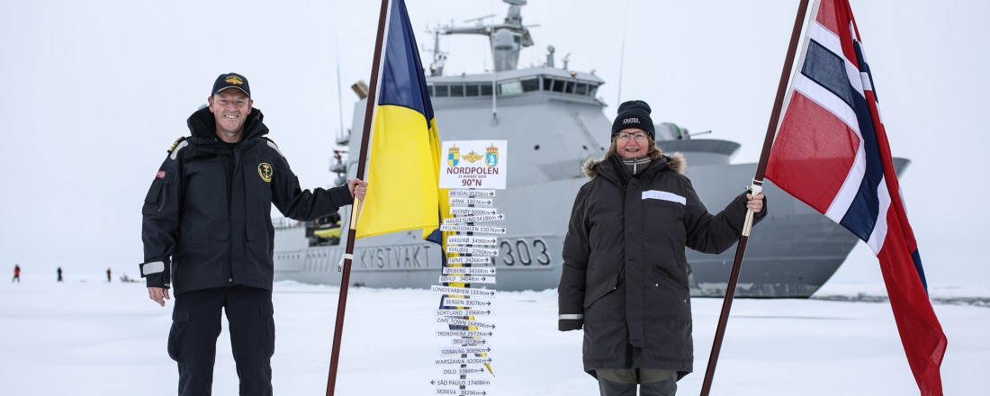Skipssjef Geir-Magne Leinebø og ekspedisjonssjef for CAATEX Dr. Hanne Sagen på Nordpolen. Foto: Kystvakten