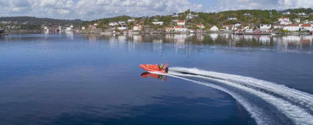 Evoy og Viking mener det er på tide at også redningsbåter leveres med elektrisk drivkraft, selv om dagens internasjonale regelverk foreløpig ikke tillater dette. Foto: Sønnavind Drone og Boligfoto