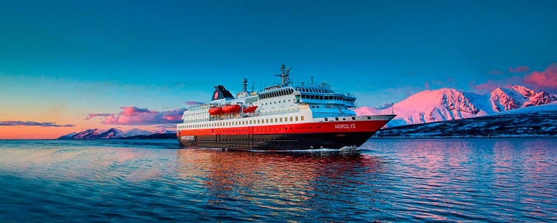 Samferdselsdepartementet ønsker en rask avklaring om hvem som skal seile fra Bergen til Kirkenes i kystruta etter 2020. Hurtigruten AS er et av rederiene som gir anbud, og rederiet har nå også kjøpt tilbake skipet Nordlys. Foto: Hurtigruten.