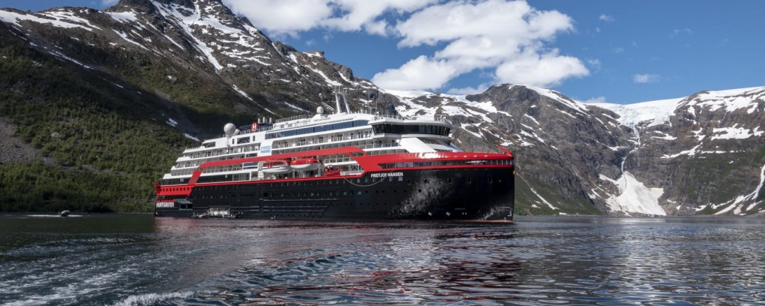 Hybriddrevne MS Fridtjof Nansen blir det første cruiseskipet som blir registrert på Svalbard. Skipet skal seile ekspedisjonscruise til blant annet Antarktis, Grønland og Island. Foto: Andrea Klaussner/Hurtigruten Expeditions