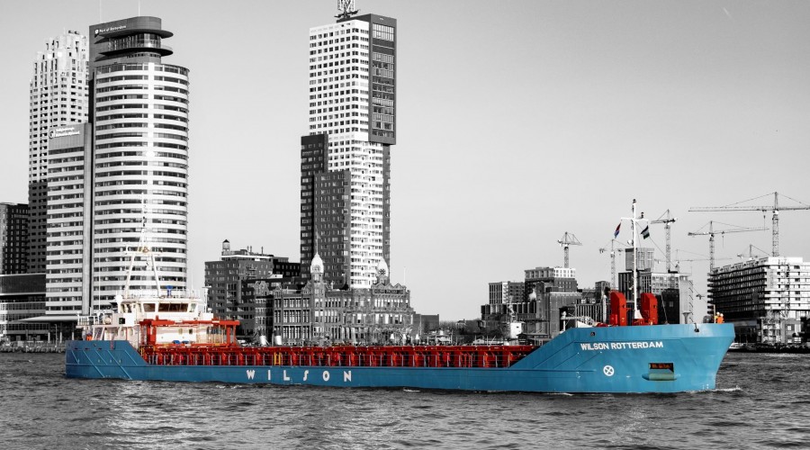 Wilson er et av Norges største rederi, og Europas ledende innen «short sea»-segmentet. Fotomontasje: Wilson ASA