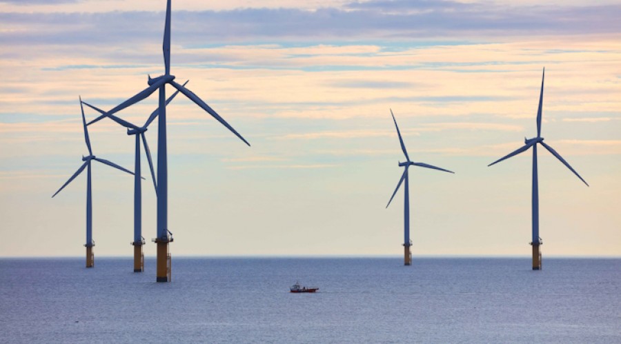 Fiskebåter blir små sammen med store vindturbiner utenfor nordøstkysten av England. Foto: Kongsberg.