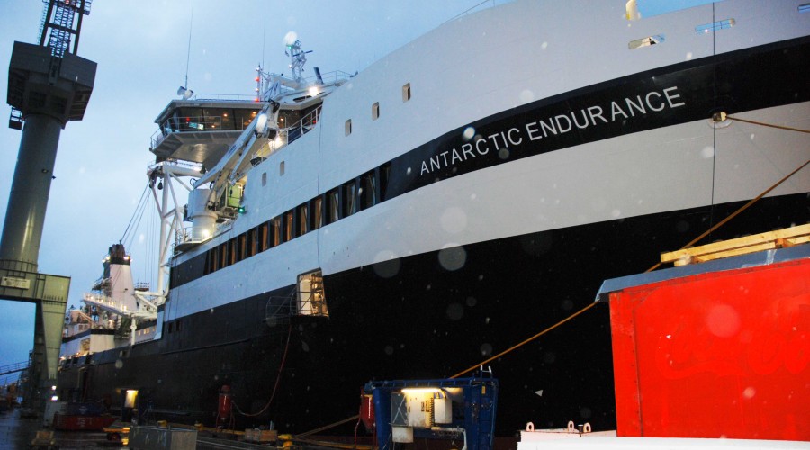 Krillfartøyet Antarctic Endurance ved kai hos Vard Brattvåg. Skipet nærmer seg ferdigstilling, og skal døpes 18. januar. Foto: Kurt W. Vadset