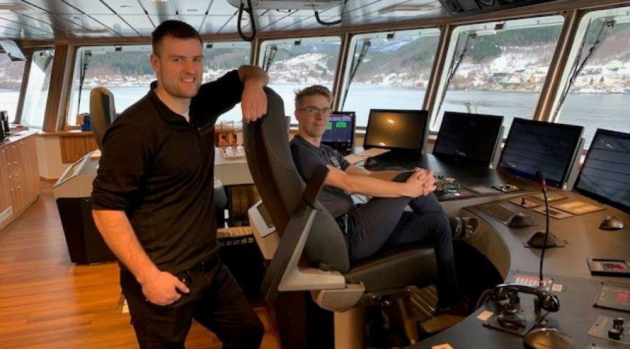 Den nye brønnbåten til Norsk Fisketransport, Reisa, er det første skipet i verden med Norwegian Electric Systems totalintegrerte broløsning Raven INS. Fra venstre, overstyrmann Alexander Mathisen og skipper Sindre Waagø. Foto: Børge Lorentzen, NFT.