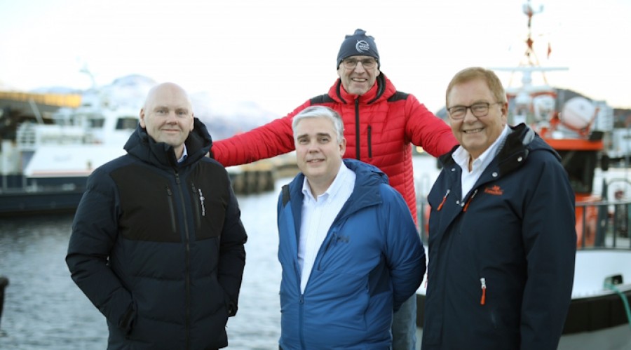 Frå venstre Frode Sønstabø, Paal Skorpen og Per Vold. Bak står styreleiar i GulenSkyss, Arvid Andenæs. Foto: GulenSkyss.