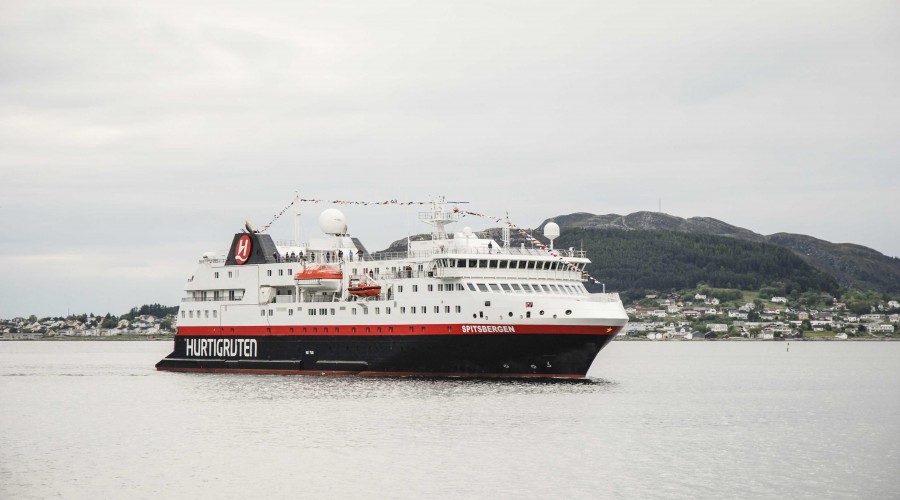 Anbudsinnbydelsen for fremtidig drift av kystruten Bergen – Kirkenes er nå klart. Det kan bety at Hurtigruten får konkurranse. Foto: Kurt W. Vadset