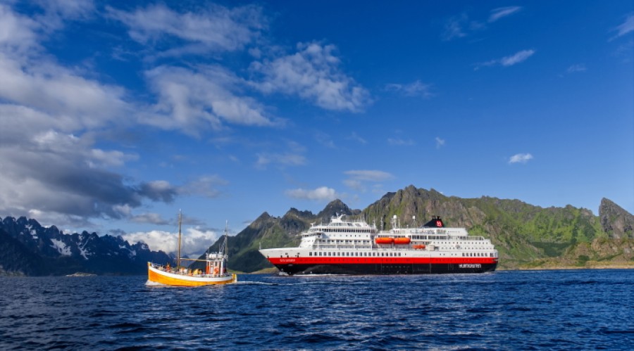 Fra 2021 skal flere av Hurtigrutens skip delvis drives av biodiesel, blant annet MS Otto Sverdrup (tidligere MS Finnmarken). Foto: AGURXTANE CONCELLON/Hurtigruten