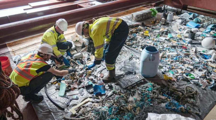 Sortering av plastavfall under en aksjon i Stillehavet i 2019. Foto: The Ocean Cleanup .